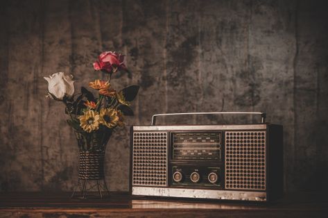 Retro radio receiver and flower vases Fr... | Free Photo #Freepik #freephoto #flower #music #flowers #technology Vintage Desktop Wallpapers, Old Radio, Retro Radios, Iphone Dynamic Wallpaper, Radio Vintage, Fire Photography, Music Illustration, Retro Radio, Old Radios