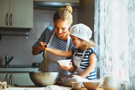 9 easy ways to be more present with your kids Baking Photography, Mommy And Me Photo Shoot, Cooking Photography, Family Baking, Culinary School, Family Kitchen, Children Images, Template Instagram, Culinary Skills