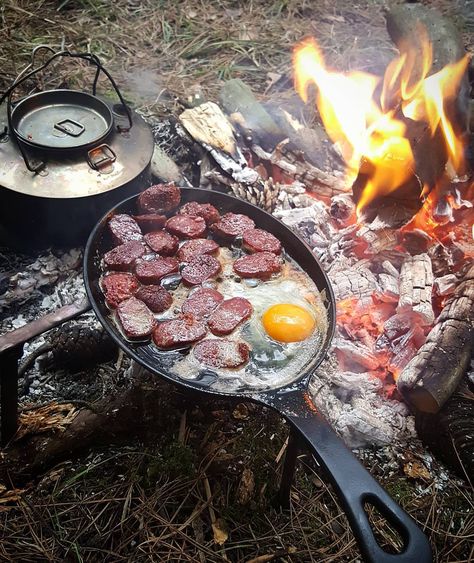 Food Outdoor, Fire Food, Camping Aesthetic, Campfire Food, Sunday Breakfast, Fire Cooking, Campfire Cooking, Open Fire, Survival Food