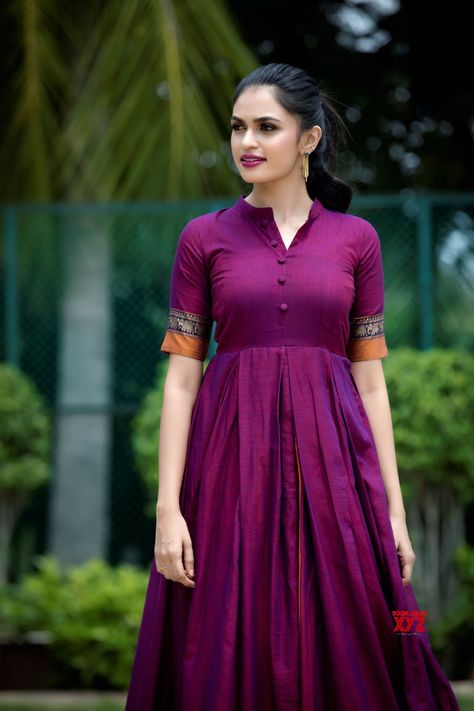 Anchor Akshayaa Gorgeous Stills - Social News XYZ Anchor Akshayaa Gorgeous Stills     #Anchor #Akshayaa Victoria’s Secret Models, Handloom Dress, Model Off Duty Style, Frock Models, Kalamkari Dresses, Long Gown Design, Kaftan Designs, Frock Fashion, Frock For Women