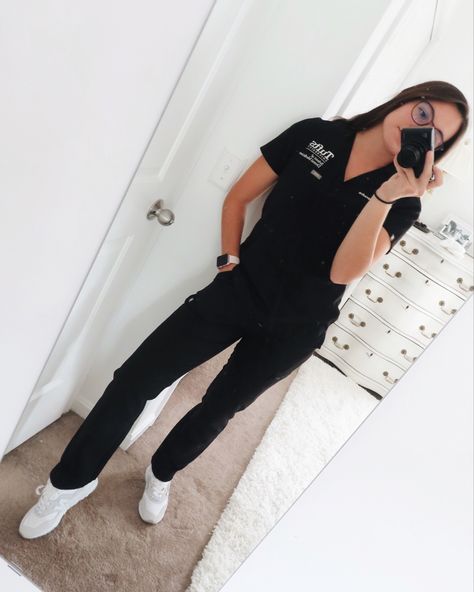 Dental Student Outfit, Dental Assistant Uniform, Dental Hygienist Outfit, Dental Hygenist Outfits, Dental Scrubs Aesthetic, Orthodontist Aesthetic, Dental Hygienist Aesthetic, Dental Assistant Aesthetic, Dental Assistant Scrubs