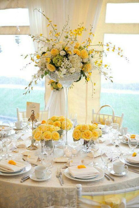 Wedding Centerpieces Ideas, Yellow Wedding Theme, Centerpieces Ideas, Tafel Decor, Spring Bridal Shower, Yellow Decor, Beautiful Table Settings, Pretty Tables, Lemon Tea