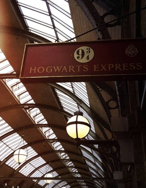 Universal Studios and Island of Adventure. Hogwarts Express. Expresso Hogwarts. 9 3/4. Island Of Adventure, Dr World, Welcome To Hogwarts, Hogwarts Aesthetic, Harry Potter 2, Jungkook Selca, Hogwarts Express, Harry Potter Aesthetic, Harry Potter Movies