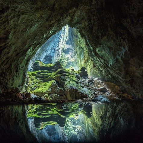 Vietnam | Discovered by Ho Khanh in 1990, Hang Son Doong has emerged as the world’s largest cave both by volume and by cross section, making for a breathtaking view from the cavern’s mouth. The cave is home to 230ft stalagmites and entire forests of trees, grown beneath massive openings in the cave’s ceiling. Nearby in the same Phong Nha-Kẻ Bàng National Park is Hang En, the world's third-largest cave. Some tour groups offer the chance to camp inside. Son Doong Cave, Cave Photography, Vietnam Voyage, Video Nature, Jungle Adventure, Salou, Adventure Tours, The Grove, Beautiful Places To Visit