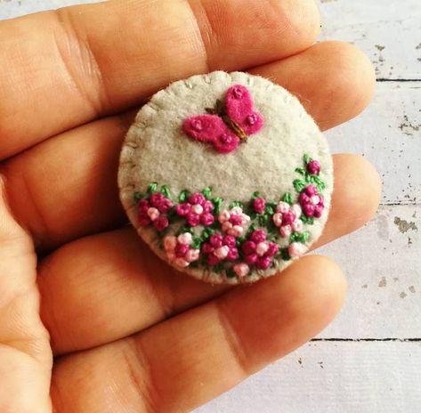 Felt Brooch Diy, Magenta Butterfly, Bros Flanel, Embroidered Brooches, Felt Crafts Patterns, Embroidered Jewelry, Fabric Brooch, Brooch Diy, Felt Embroidery