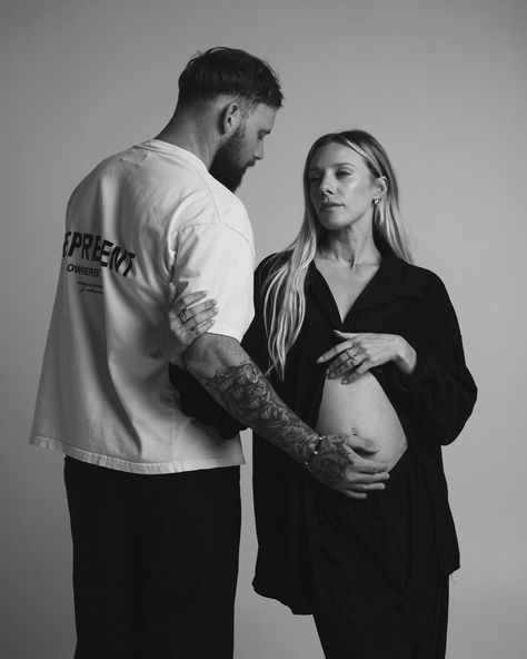 Calvin Klein Photoshoot Ideas, Photoshoot Ideas Family, Sarah's Day, Maternity Photoshoot Poses, Instagram Baby, Ideas Family, The Fam, Pregnancy Photoshoot, Photoshoot Poses