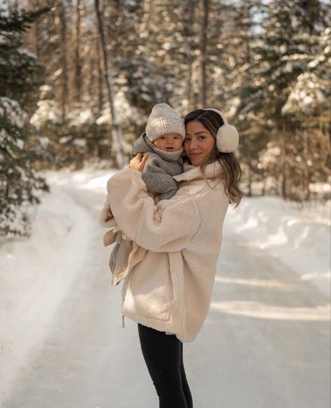 Snow Family Pictures, Winter Family Photoshoot, Winter Family Photography, Winter Family Pictures, Winter Family Photos, Family Photos With Baby, Winter Newborn, Newborn Family Photos, Baby In Snow