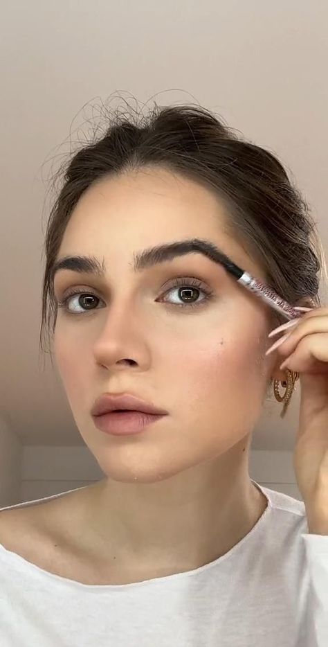 Creditjessyhartel1 (tiktok) Membentuk Alis, Windows To The Soul, Girly Makeup, Beauty Makeup Tutorial, Makeup Tutorial Eyeliner, Lashes Mascara, Makeup Artist Tips, Chique Outfits, Glowing Makeup