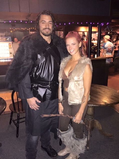 John Snow Costume, Ygritte And Jon Snow, Jon Snow Costume, Game Of Thrones Halloween, Jon Snow And Ygritte, Halloween Costume Game, Perfect Halloween Costume, Diy Couples Costumes, Game Of Thrones Costumes