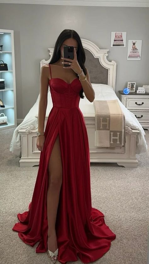 Prom Dress With Split, Prom Dress Inspo, Classy Prom, Prom Inspo, Prom Dresses Elegant, Dress With Split, Stunning Prom Dresses, Red Stain, Party Kleidung