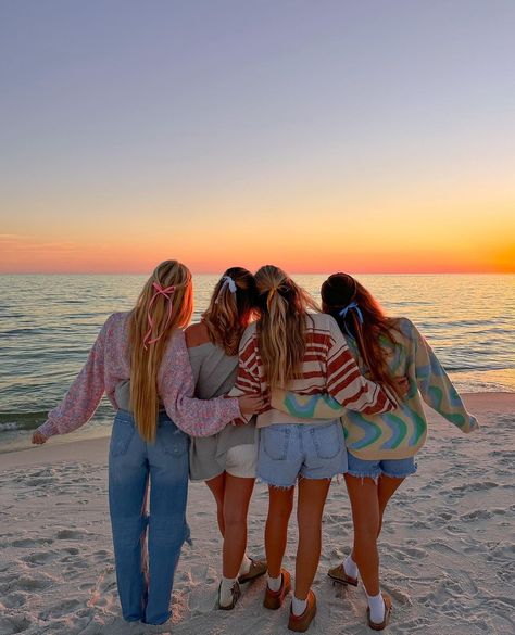 Best Beach Poses, Mccall Mitchell, Florida Fall, Poses With Friends, Beach With Friends, Girls Beach Trip, Sunset Beach Pictures, Beach Poses With Friends, Cute Beach Pictures