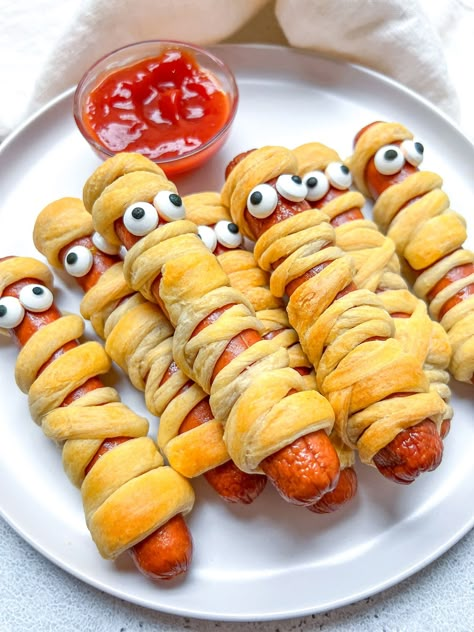 Halloween Mummy Dogs, Snack Halloween, Mummy Hot Dogs, Mummy Dogs, Easy Halloween Snacks, Halloween Party Appetizers, Halloween Food Appetizers, Halloween Party Snacks, Halloween Fest