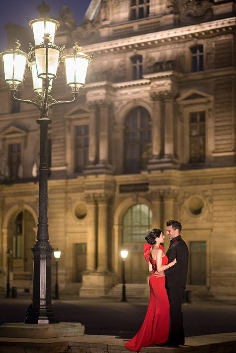 Paris Night Photo | The Paris Photographer Christmas Card Photo Couple, Paris Photoshoot Ideas, Valentines Photography Couples, Photos In Paris, Paris Engagement Photos, Photoshoot In Paris, Night Wedding Photos, Paris Engagement, Paris Photoshoot