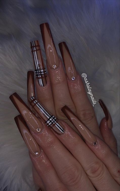 Burberry Nails Brown, Brown Burberry Nails, Baddie Thanksgiving Nails, Brownish Nails, Designer Nails Louis Vuitton, Fall Burberry Nails, Burberry Nails Design, Cholo Nails, Baddie Fall Nails