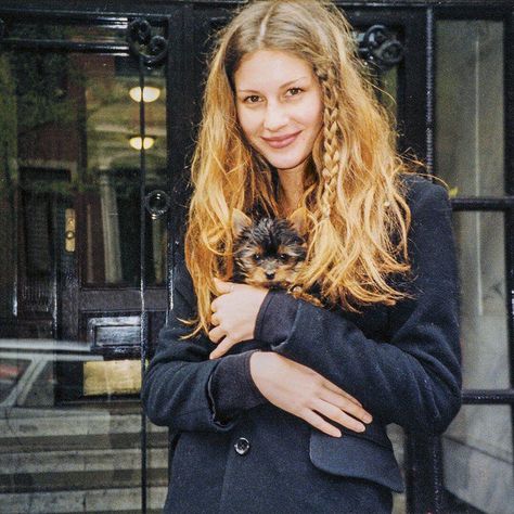 Velvey ♍︎ (@velvetcoke) posted on Instagram: “Gisele photographed with her dog Vida, 1997 🖤 They were traveling the world together until 2012.” • Mar 5, 2022 at 4:13pm UTC Gisele Bundchen Young, Gisele Bundchen Hair, Gisele B, Patrick Demarchelier, Helena Christensen, 90s Models, 90s Hairstyles, Gisele Bündchen, Gisele Bundchen