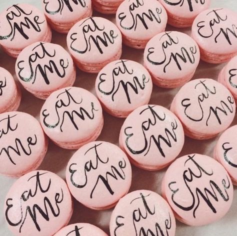 #macarons | Alice in Wonderland #sweetnsaucyshop Vintage Wedding Cupcakes, Wonderland Cupcakes, Cupcakes Vintage, Alice In Wonderland Tea Party Birthday, Wonderland Alice, Alice Tea Party, Cupcakes Ideas, Alice In Wonderland Wedding, Mad Hatter Party