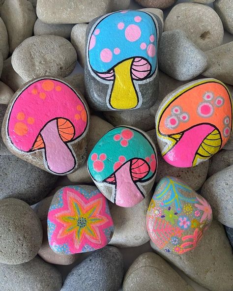 Dorota D-ska (@d.d.rocks) • Zdjęcia i filmy na Instagramie Coloring Rocks Ideas, Best Friend Rock Painting Ideas, Mushroom Rock Art, Neon Painted Rocks, Kawaii Rock Painting, Mushroom Painted Rocks, Painted Stones And Rocks, Mushroom Rock Painting, Paint Rocks Ideas