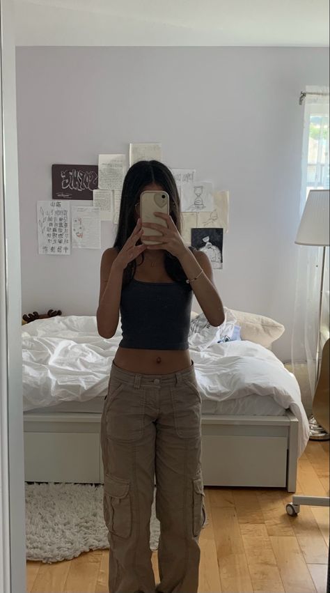 #outfits #ootd #fashion #streetwear #cargo #pants #tanktop #outfitideas #aesthetic Cargo Pants Tank Top, Army Green Cargo Pants Outfit, Glee Outfits, Green Cargo Pants Outfit, Beige Cargo Pants, Streetwear Cargo Pants, Small Tank Tops, Cargo Pants Outfit, Tank Top Outfits