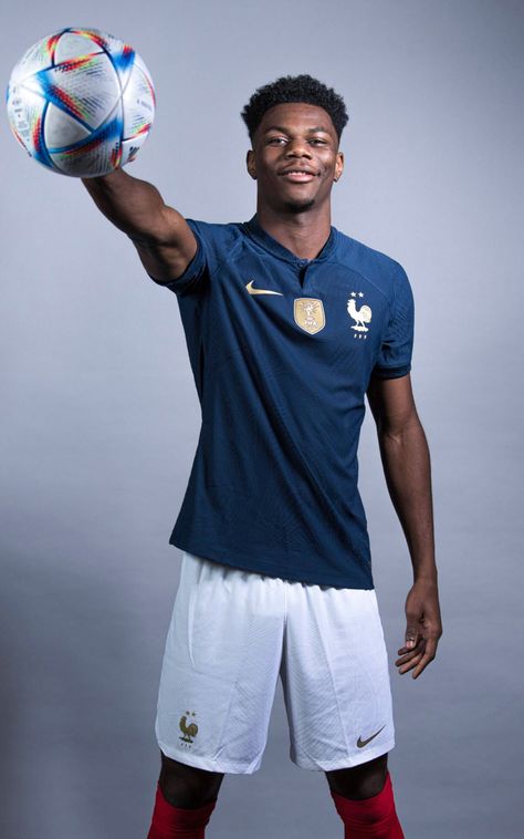 Soccer Media Day, Media Day Poses, France National Football Team, Soccer Photos, Soccer Poses, Black Manta, France Football, Real Madrid Wallpapers, Madrid Wallpaper