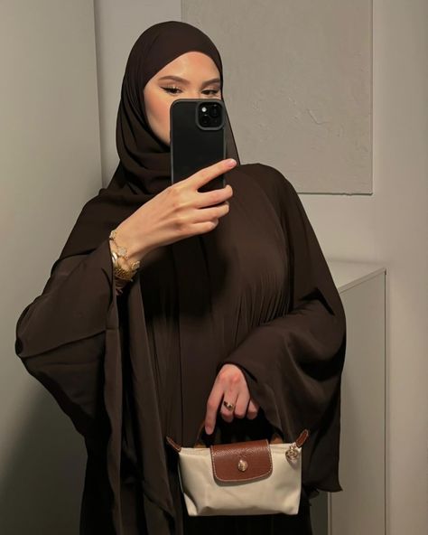 #hijab #hijaboutfits Hijabi Abaya Outfits, Hijabi Abaya, Abaya Niqab, Brown Abaya, Abaya Outfits, Stylish Pose, Islamic Modest Fashion, Abaya Outfit, Hijabista Fashion