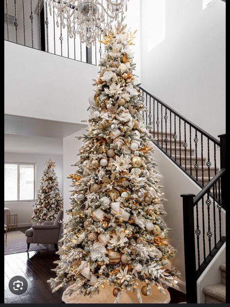 Elegant Christmas Tree Decorating Ideas, Christmas Tree Decorations To Make, Christmas Decor White, White House Christmas Decorations, Elegant Christmas Tree Decorations, Christmas Tree Decorating Ideas, Tree Decorating Ideas, Frosted Christmas Tree, White House Christmas