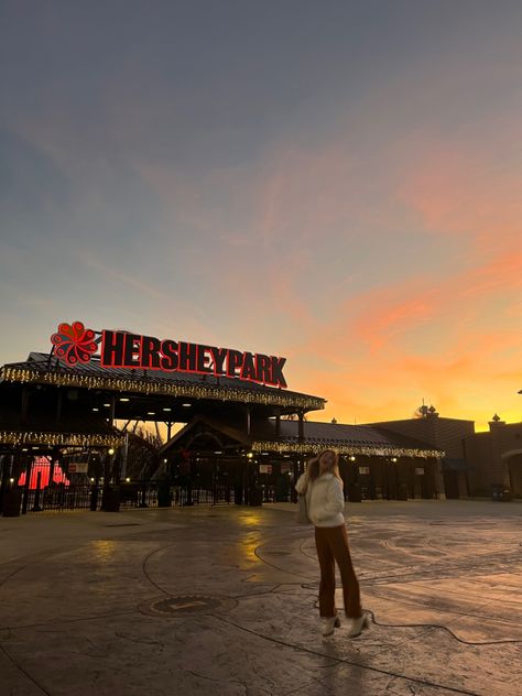 Hershey Aesthetic, Hersey Park, Pennsylvania Aesthetic, Roller Coaster Aesthetic, Theme Park Aesthetic Friends, Hershey Park Aesthetic, Hershey Park Tips, Hershey Park Pennsylvania, Hersheypark Pennsylvania