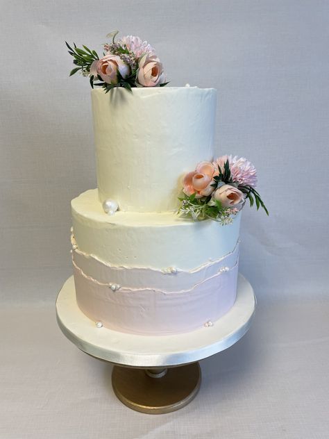 Bday Cake With Flowers, Fault Line Wedding Cake, Cake Two Tier, Light Frosting, Cake With Flowers, Envelope Liners Wedding, Edible Pearls, Wedding Cake Decorations, Buttercream Flowers