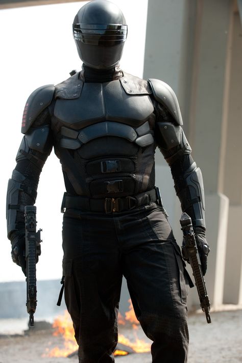 Snake Eyes is the code name of the G.I. Joe Team. He is the team's original commando. Snake Eyes Gi Joe, Tactical Suit, Futuristic Armour, Combat Armor, Sci-fi Armor, Future Soldier, Snake Art, Battle Suit, Karakter Disney