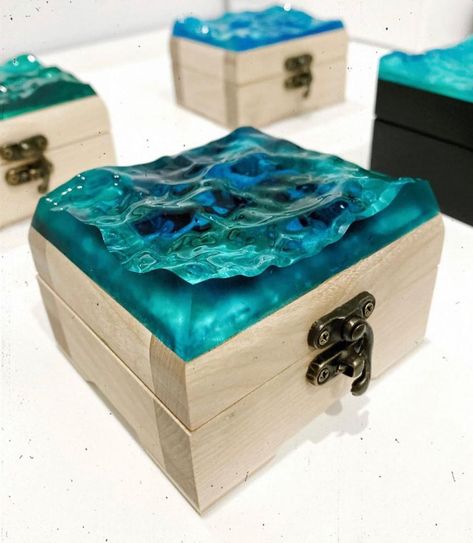 Diy Resin Table, Amazing Resin, Resin Box, Diy Resin Projects, Resin Art Painting, 카드 디자인, Resin Design, Resin Furniture, Epoxy Resin Wood