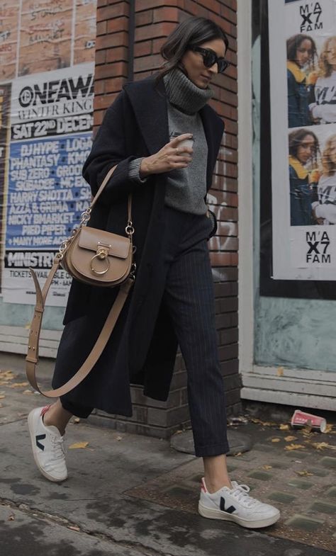 Veja Sneakers Outfit, Loafers Shoes Outfit, Exploring Outfit, Zapatillas Veja, Winter Sneakers Outfit, Winter White Outfit, 20 Outfits, White Sneakers Outfit, Zebra Print Skirt