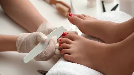 Things You Should Never Do While Getting A Pedicure Pedicure Pictures, Fish Pedicure, Summer Pedicure, Gel Pedicure, Pedicure Supplies, Pedicure Colors, Pedicure At Home, Nail Care Routine, Pedicure Nails