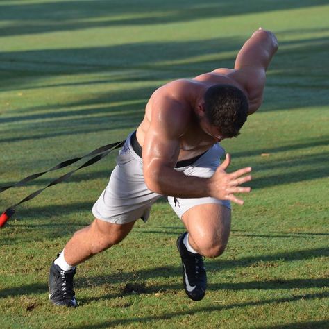 Pale Men, Rugby Guys, Running Pose, Rugby Boys, Nick Bosa, Football American, Action Pose Reference, Male Pose Reference, Anatomy Poses