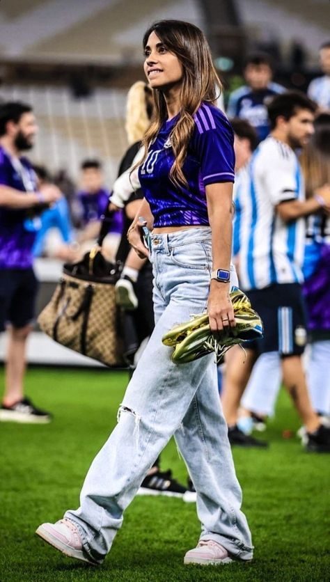 Soccer Tshirt Outfit, Messi Wife, Soccer Game Outfits, Game Outfit Ideas, Antonella Messi, Soccer Girlfriend, Football Jersey Outfit, Football Team Shirts, Outfits Con Jeans