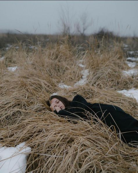 Winter Editorial Fashion, Snow Forest Photoshoot, Moody Winter Photoshoot, Winter Self Portrait, Winter Woods Photoshoot, Winter Field Photoshoot, Winter Editorial Photoshoot, Foggy Photoshoot, Photoshoot Mountains