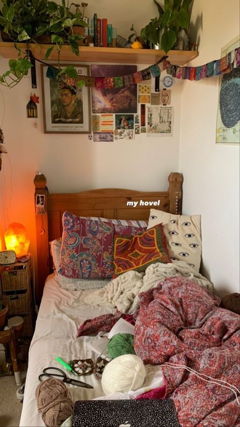 Dorm Room High Bed Ideas, Dorm Room Inspo Colorful, Funky Dorm Room Ideas, Maximalist Dorm Room, Eclectic Dorm Room, Eclectic Dorm, Dorm Inspo Cozy, Dorm Room Cozy, Tiny Dorm Room