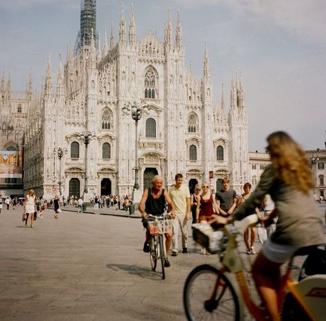 Milan Film Photography, Travel Film Aesthetic, Europe Film Photography, London Film Photography, Portra 400 Film, Travel Film, Iphone Wallpaper Aesthetic, London Film, Film Photos