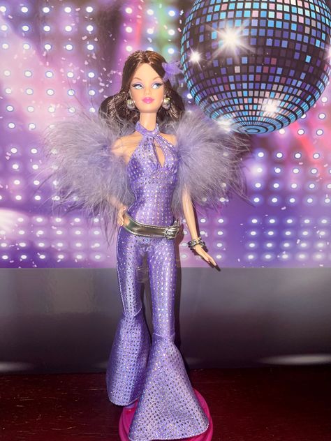 Disco Barbie Makeup, Barbie 70s Fashion, Disco Barbie Aesthetic, Disco Barbie Costume, Disco Barbie Outfit, Rockstar Barbie Costume, I Look Like A Disco Ball Barbie, 70s Barbie, Barbie Disco Party