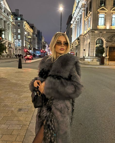 A late one tonight 🐻 Fur Jacket Outfit, Winter Jacket Outfits, Fur Coat Outfit, Coat Outfit, Jacket Outfit, Outfit Winter, Coat Outfits, Dressy Outfits, Fox Fur