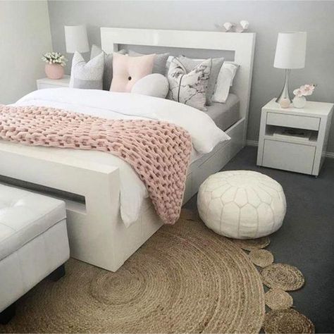 Gray and pink bedroom ideas - #bedroomideas #homedecorideas #diyhomedecor #bedroomdecor #apartmentdecorating #masterbedroomideas #dormroomideas #houseideas #diyroomdecor #bedroomsforgirls Nana Bedroom, Gray And Pink Bedroom, Rose Gold Bedroom Decor, Dusty Pink Bedroom, Blush Pink Bedroom, Rose Gold Bedroom, Rose Bedroom, Gold Bedroom Decor, Pink Bedroom Ideas