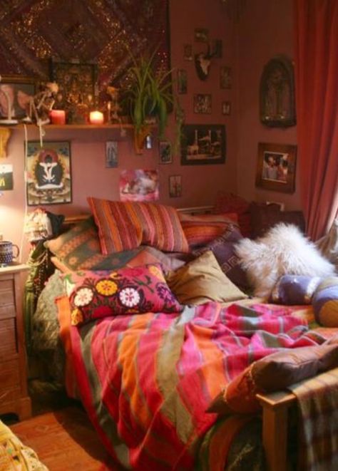 Indie Dorm Room Ideas, 70s Room Aesthetic, Indie Dorm Room, Bedroom Magic, Bedroom Aesthetic Grunge, Purple Dorm Rooms, Purple Dorm, 70s Room, Hippy Bedroom