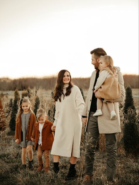 Monochrome Family Photos, Winter Family Photoshoot Outfits Outdoor, Beige Family Photoshoot, Winter Family Outfits For Pictures, Neutral Tree Farm Family Photos, Classic Family Photos, Winter Photoshoot Outfits Family, Studio Pictures, Cold Weather Family Photos