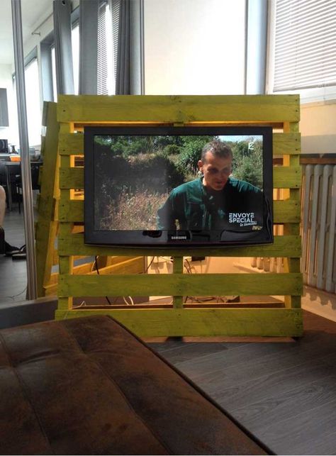 DIY TV stand ideas - do you want to build a stand for your TV but don't know where to start? You've came to the right place Outdoor Tv Stand, Diy Tv Stand Ideas, Weekend Home Projects, Tv Stand Plans, Tv Stand Ideas, Old Tv Stands, Tv Stand On Wheels, Pallet Tv, Pallet Tv Stand