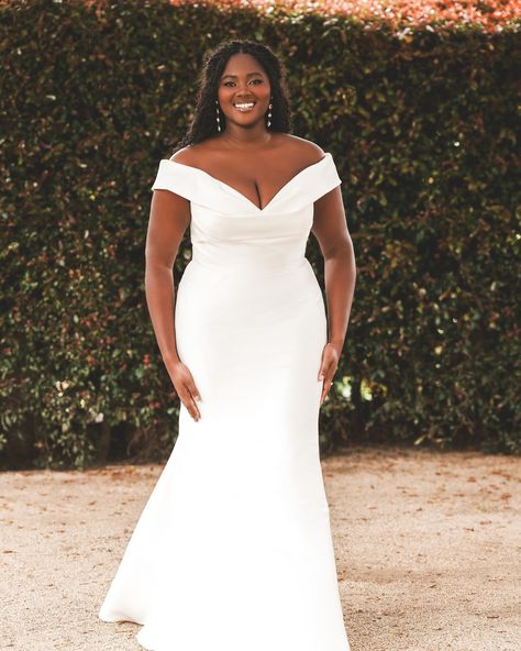 CURVY GIRLS WE GOT YOU 😍Here at Silhouette, we honor all shapes and sizes. That being said, we are a proud carrier of dresses sizes 18 to 26🔥We also offer IN HOUSE alterations, guaranteeing the dress you love fits like a glove EVERYTIME. Book an appointment TODAY to find your DREAM DRESS!!! #curvyweddingdress #plussizeweddingdress #weddingdressinspo Curvy Girl Wedding Dress, Sheath Wedding Dresses, Girl Wedding Dress, Curvy Wedding Dress, Flower Girl Accessories, Sheath Wedding, Allure Bridals, Sheath Gown, Wedding Dresses For Girls