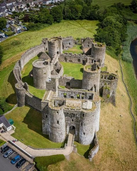 Welsh Castle Aesthetic, Real Castles Of The World, Kidwelly Castle, Castles Of The World, Welsh Castles, Real Castles, Chateau Medieval, Beautiful Ruins, Medieval Architecture