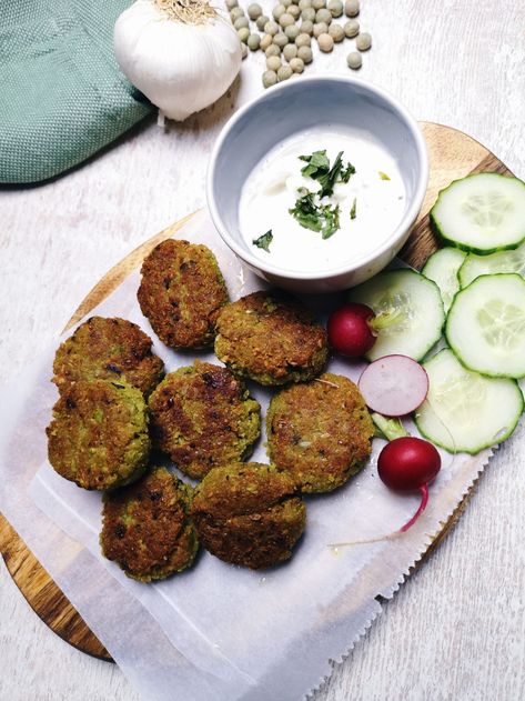 Zelf falafel maken - makkelijk en gezond recept | hilicious.nl Dinner Recepies, Feel Good Food, Salty Foods, Lebanese Recipes, Light Recipes, Food Lover, Healthy Snacks, Vegetarian Recipes, Clean Eating