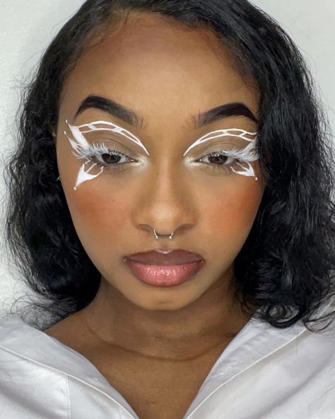 butterfly eye makeup , white color White Butterfly Eyeliner, White Elf Makeup, White Lashes Make Up, White Dots Eye Makeup, White Butterfly Makeup, White Makeup Aesthetic, Butterfly Makeup Easy, White Liner Makeup Looks, Butterfly Eyelashes