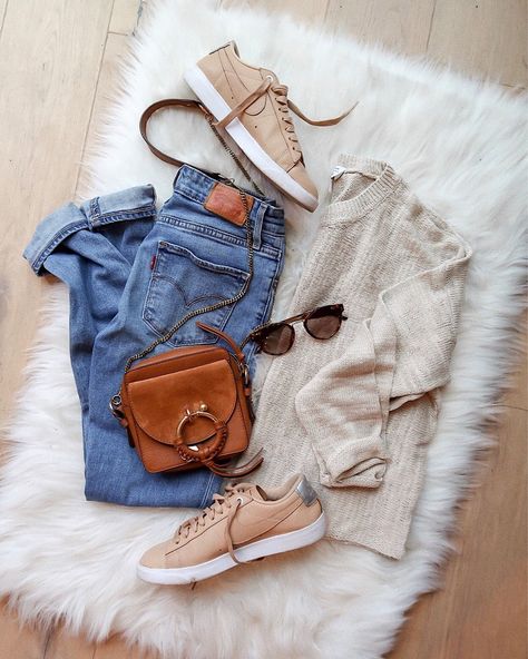 Nude Sneakers Outfit, Sneakers With Jeans, Neutral Sneakers, Nude Sneakers, San Francisco Girls, To Do In San Francisco, Jeans Ideas, How To Wear Sneakers, Fashion Dresses Formal