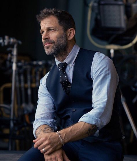 "El Jefe" Zack Snyder #RestoreTheSnyderVerse #ZackSnyder Zack Snyder Justice League, Heroes United, Kurama Naruto, Zack Snyder, Dc Comics Wallpaper, 55th Birthday, Batman V Superman, Movie Directors, Best Director