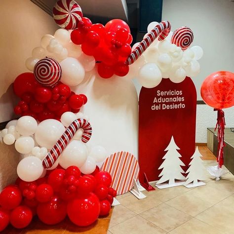 Christmas Candy Theme, Christmas Balloon Garland, Christmas Party Backdrop, Christmas Balloon Decorations, Deco Ballon, Holiday Balloons, Christmas Party Themes, Merry Christmas Love, Candy Theme