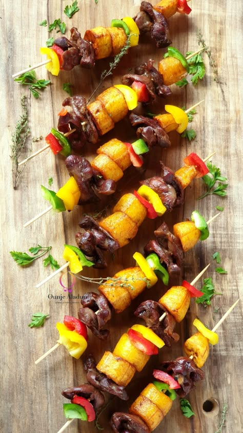 Jamaican Food Catering, Plantain Kebab, Haitian Wedding Food, Plantain Skewers, Gizdodo Recipe, African Brunch, African Dinner, Wedding Food Display, Fried Plantain